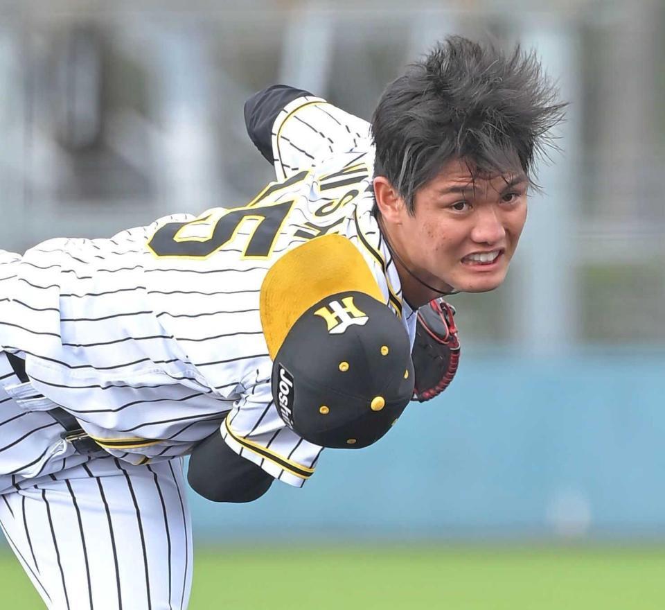 　帽子を飛ばしながら力投する西純