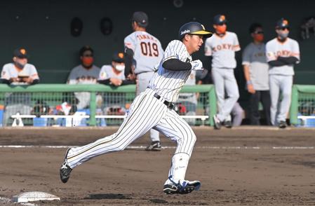 ６回、巨人・田中優大から逆転の２点適時打を放ち、一塁を蹴る阪神・井上＝清武総合運動公園第２野球場（撮影・高部洋祐）