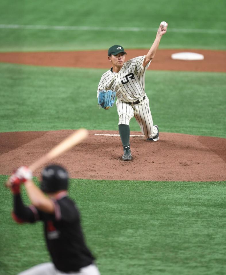 　１回、中野（手前）を中飛に打ち取るＪＲ東日本・伊藤（撮影・開出牧）