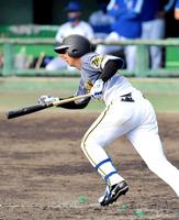 　５回、３安打目となる中前打を放つ井上