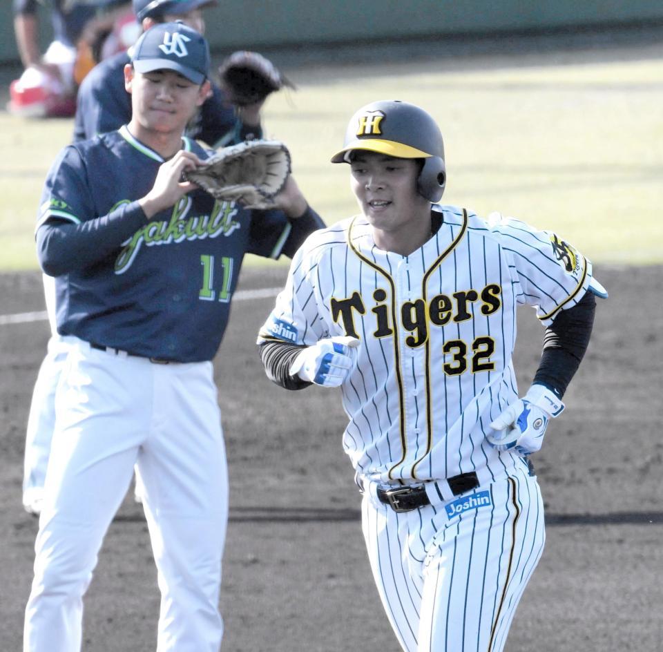 　２回、左飛に倒れた井上。左は奥川（撮影・北村雅宏）