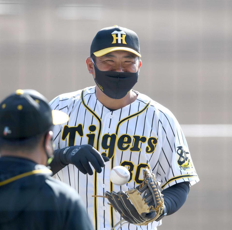 　明るい表情でナインを鼓舞する北川コーチ