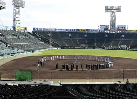 秋季練習を打ち上げ、手締めする阪神ナイン＝甲子園（撮影・山口登）