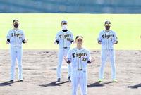 糸原（手前）の音頭で秋季練習を打ち上げる（右から）大山、矢野監督、岩貞ら阪神ナイン＝甲子園（撮影・飯室逸平）