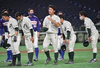 ２回戦で敗退したＪＲ東日本・伊藤将司（中央）＝東京ドーム（撮影・伊藤笙子）