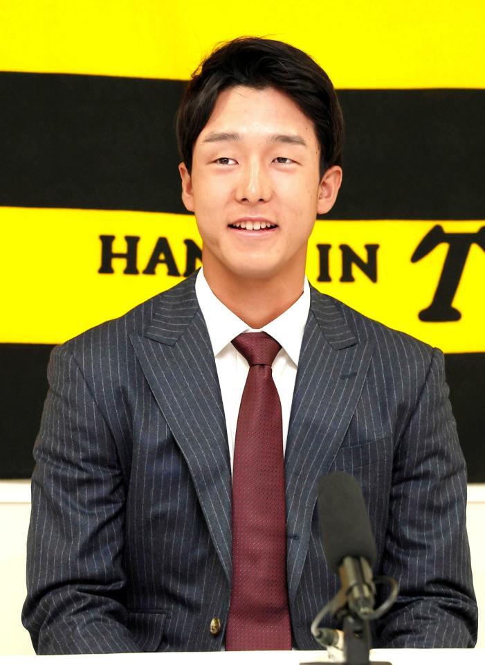 　契約更改を終え、笑顔で会見する小幡（代表撮影）