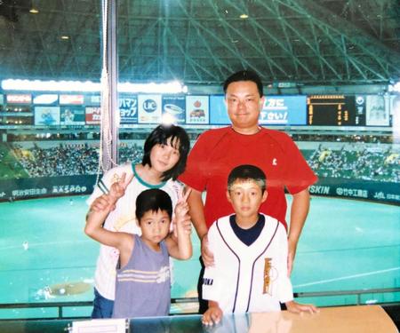 　幼少期に野球観戦へ訪れた岩田（前列左）＝本人提供