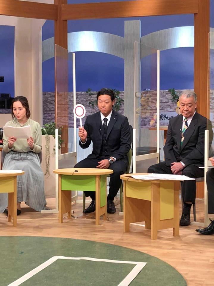 　サンテレビ「熱血！タイガース党」に出演した大山（中央）＝球団提供