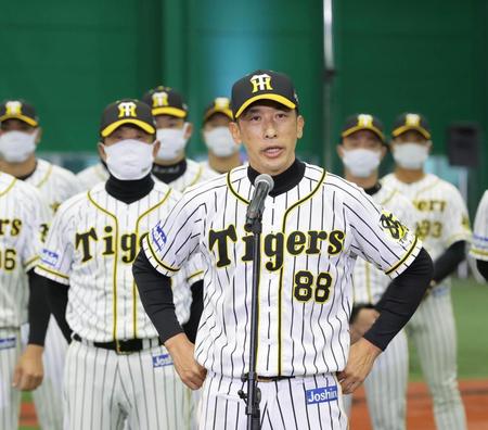 　あいさつする矢野監督（代表撮影）