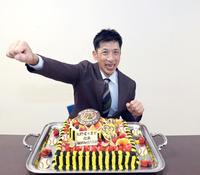 報道陣から贈られたバースデーケーキを前にポーズを決める阪神・矢野燿大監督＝甲子園（撮影・飯室逸平）