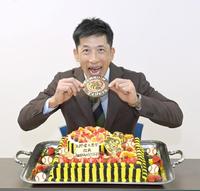 報道陣から贈られたバースデーケーキを前に笑顔の阪神・矢野燿大監督＝甲子園（撮影・飯室逸平）