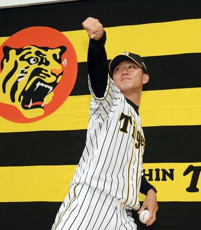 　シャドーピッチングを披露する伊藤将司（撮影・田中太一）