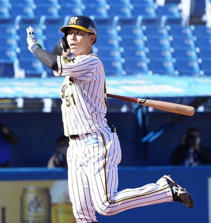 空振り三振に倒れた阪神・伊藤隼太＝神宮球場（撮影・中田匡峻）