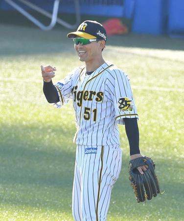 好守のセンターを笑顔でたたえる元阪神・伊藤隼太＝神宮球場（撮影・高石航平）