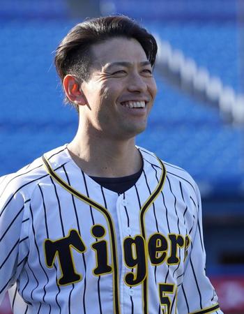 笑顔を見せる阪神・伊藤隼太＝神宮球場（撮影・中田匡峻）