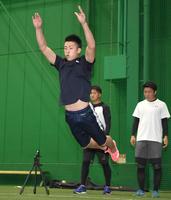 　立ち幅跳びで高々とジャンプする高寺