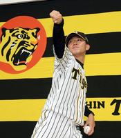 　シャドーピッチングを披露する伊藤将司（撮影・田中太一）