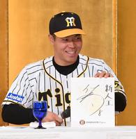 　「新人王」。ファンミーティングで目標を掲げる佐藤輝（撮影・田中太一）