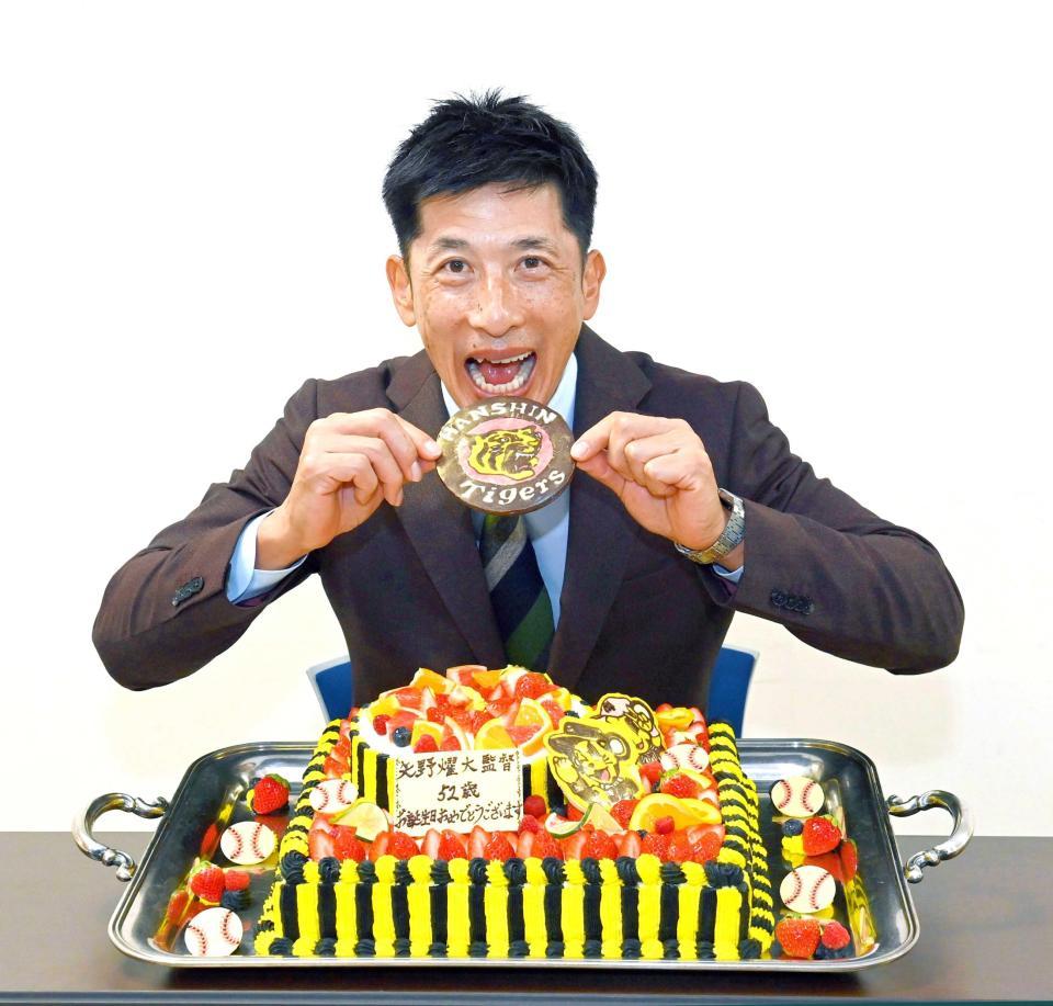 　報道陣から贈られた誕生日ケーキを前に笑顔の矢野監督