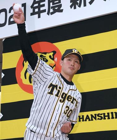 　シャドーピッチングをする佐藤蓮（撮影・田中太一）