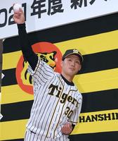 　シャドーピッチングをする佐藤蓮（撮影・田中太一）