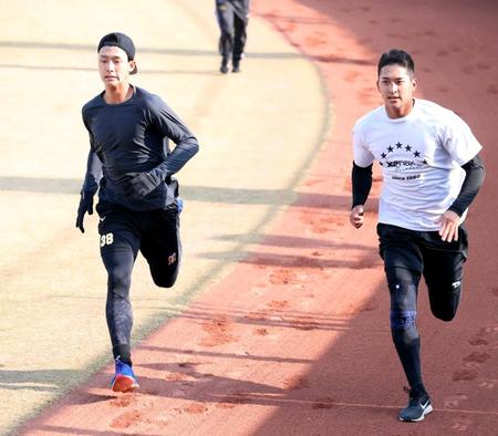 　奥山（右）とポール間を走る小幡（代表撮影）