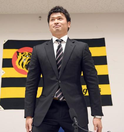 会見を終え、立ち上がる阪神・中田賢一（代表撮影）
