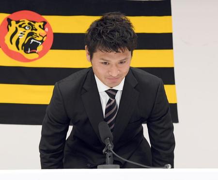 会見を終え、一礼する阪神・中田賢一（代表撮影）