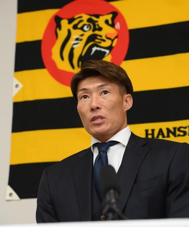 大幅減俸で契約を更改し、会見する阪神・糸井嘉男（代表撮影）