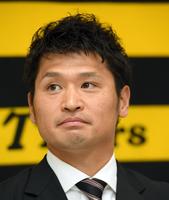 契約更改を終え、会見する阪神・中田賢一（代表撮影）