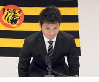 会見を終え、一礼する阪神・中田賢一（代表撮影）