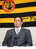 契約更改を終え、会見する阪神・岩田稔（代表撮影）