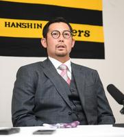契約更改を終え、会見する阪神・岩田稔（代表撮影）
