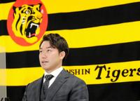 入団会見で意気込みを語る山本＝球団事務所（代表撮影）