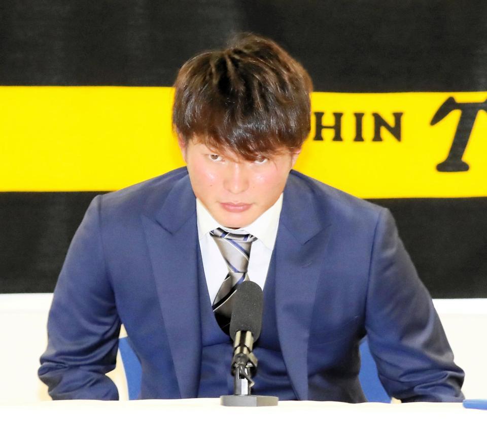 契約更改を終え、会見に臨む北條＝球団事務所（代表撮影）