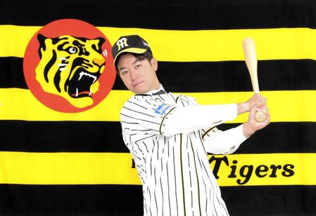 　ユニホームにそでを通し、バットを手に活躍を誓う山本（代表撮影）