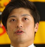 契約更改交渉を終え、報道陣の質問に答える坂本（代表撮影）