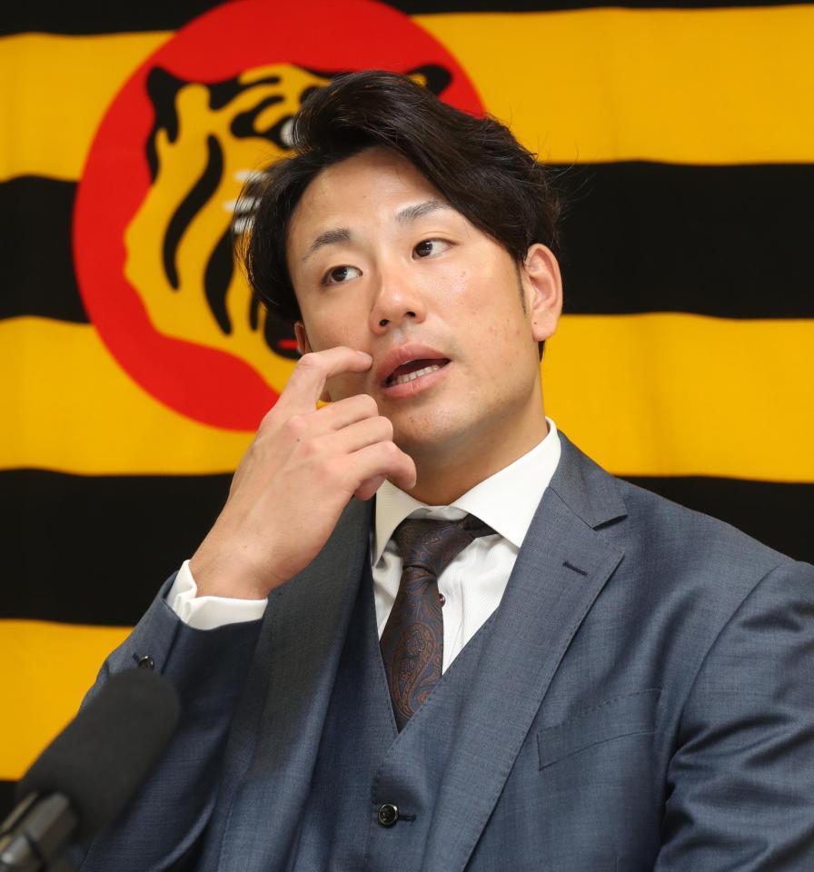 契約更改交渉を終え、報道陣の質問に答える中谷（代表撮影）