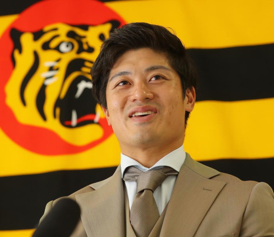 契約更改交渉を終え、報道陣の質問に答える坂本（代表撮影）