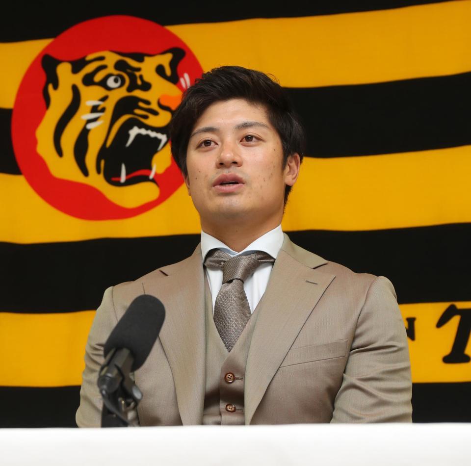 契約更改交渉を終え、報道陣の質問に答える坂本（代表撮影）