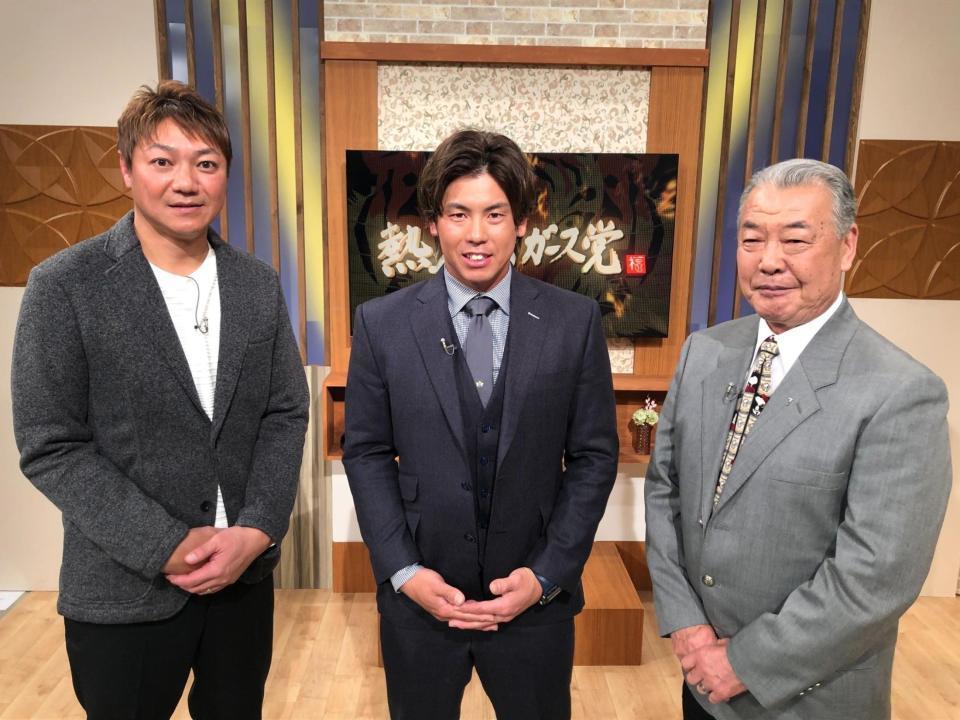濱中治氏（左）、福本豊氏（右）と共に「熱血！タイガース党」に出演した梅野（球団提供）