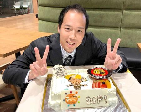 　誕生日ケーキを前に笑顔を見せる青柳（球団提供）