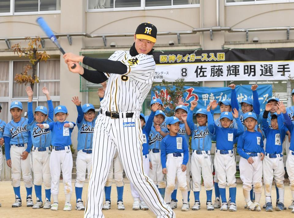 　甲東ブルーサンダースの子供らの前で豪快にスイングする阪神・佐藤輝（撮影・田中太一）