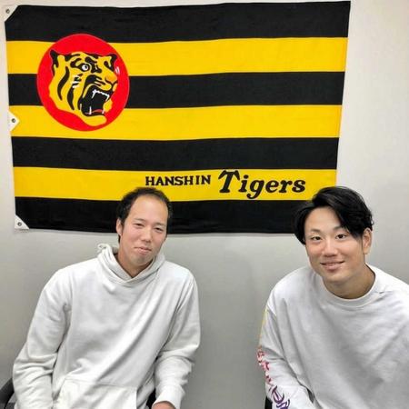 　「阪神タイガースオンライントークショー２０２０」に参加した青柳（左）と中谷（阪神タイガースインスタグラムから）