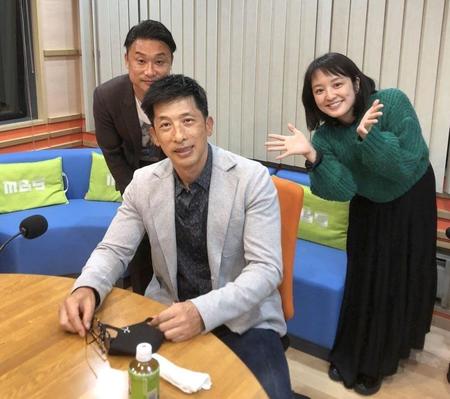 ＭＢＳラジオ「マンデーベースボールパーク」に出演した矢野監督（中央）＝球団提供