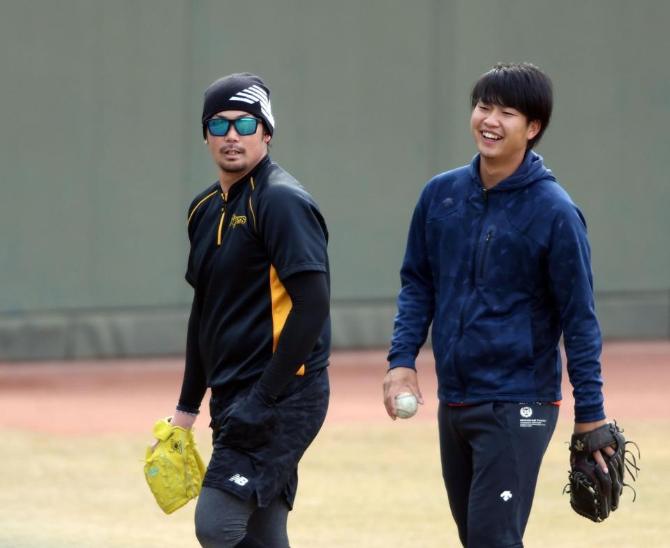 キャッチボールを終え話をする阪神・牧丈一郎（右）と阪神・岩田稔＝鳴尾浜（撮影・田中太一）