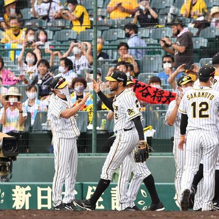 　矢野監督（左）の“ラブコール”に応え阪神残留が決定的となったスアレス