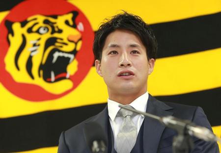 契約更改後に会見する木浪（代表撮影）