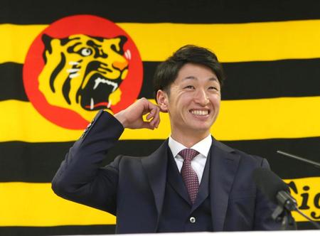 契約更改後に会見する近本（代表撮影）