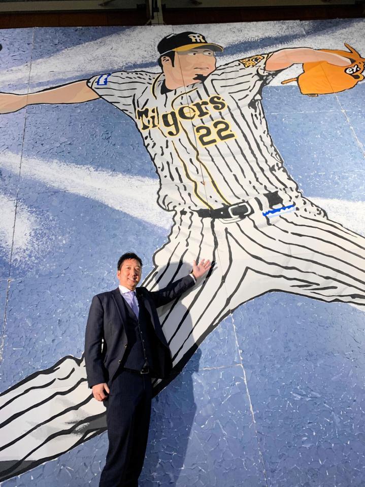 巨大パネルの前で笑顔の藤川球児氏